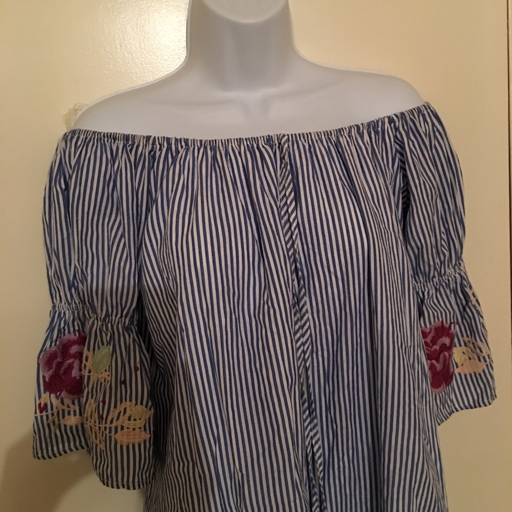 Off shoulders ruffles arms with flowers both sides